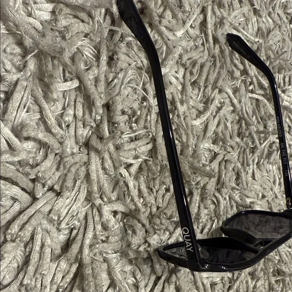 Quay Black Aviator polarized Sunglasses - Picture 5 of 6